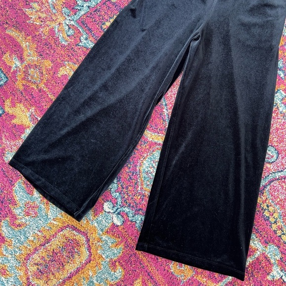Abercrombie & Fitch | Women’s black velvet side zip wide leg cropped pants, sz S - Picture 5 of 12